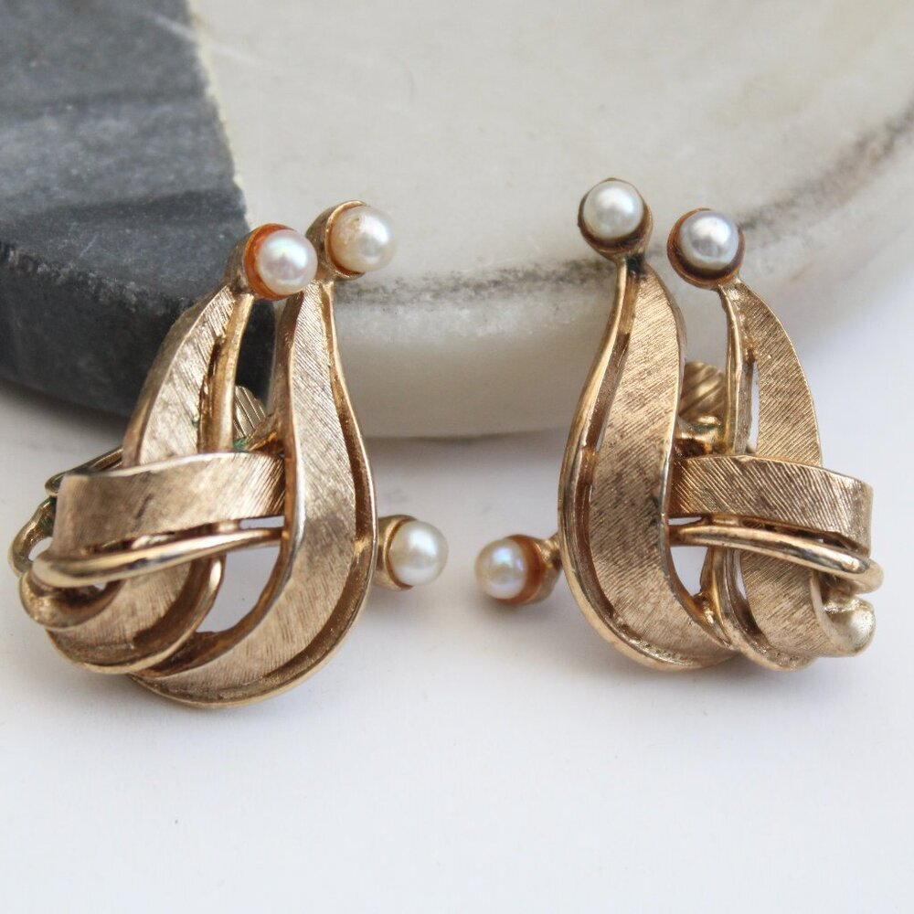 Boucher Signed Vintage Gold Tone Textured Sculptural Pearl Clip On Earrings 8514